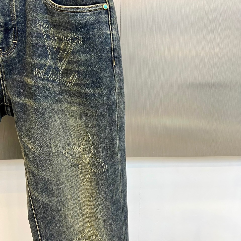 1v威登、2025秋冬新品推出黑色Monogram磨破工艺牛仔裤，以重工装饰工艺重塑丹宁单品的奢华定义。