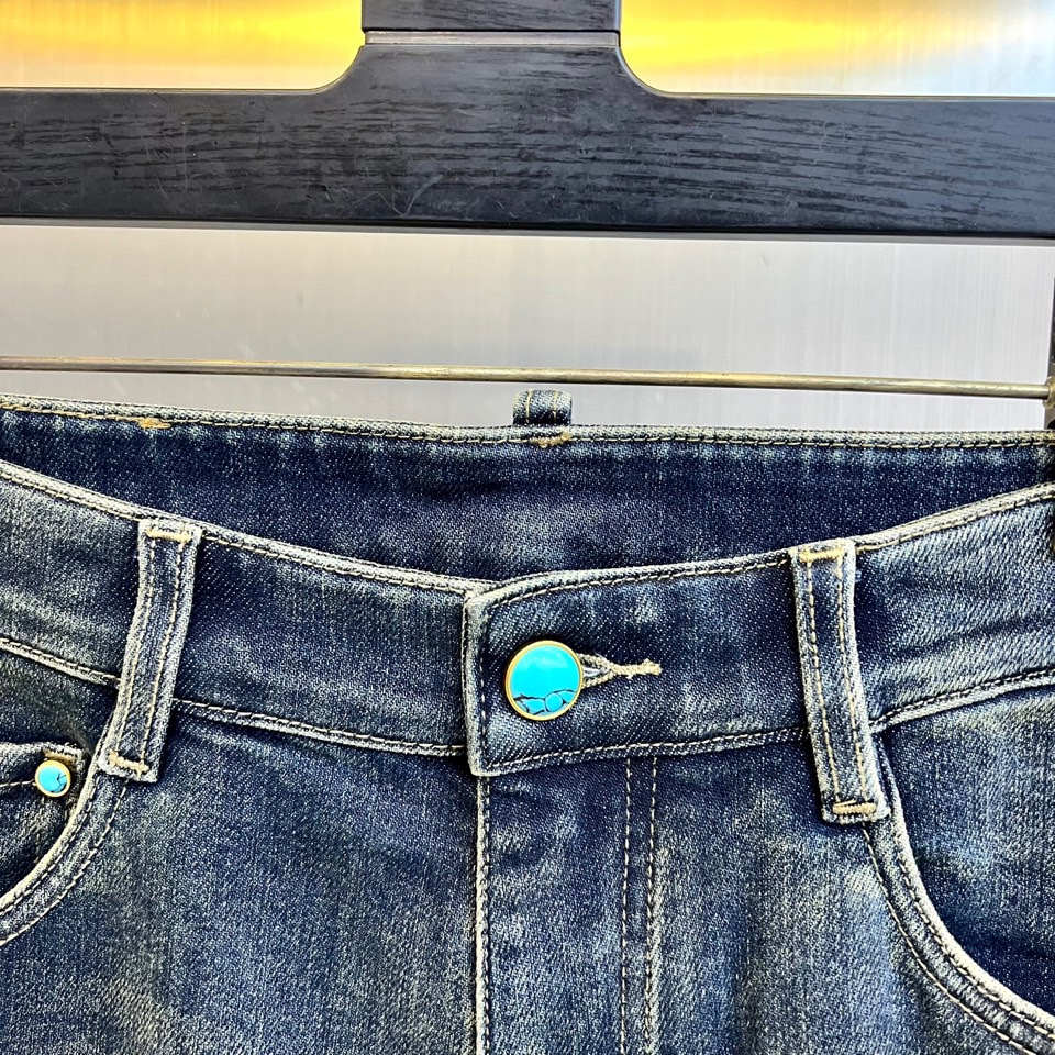 1v威登、2025秋冬新品推出黑色Monogram磨破工艺牛仔裤，以重工装饰工艺重塑丹宁单品的奢华定义。