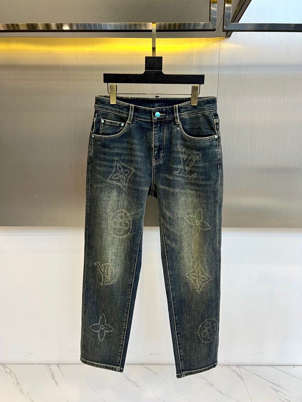 1v威登、2025秋冬新品推出黑色Monogram磨破工艺牛仔裤，以重工装饰工艺重塑丹宁单品的奢华定义。