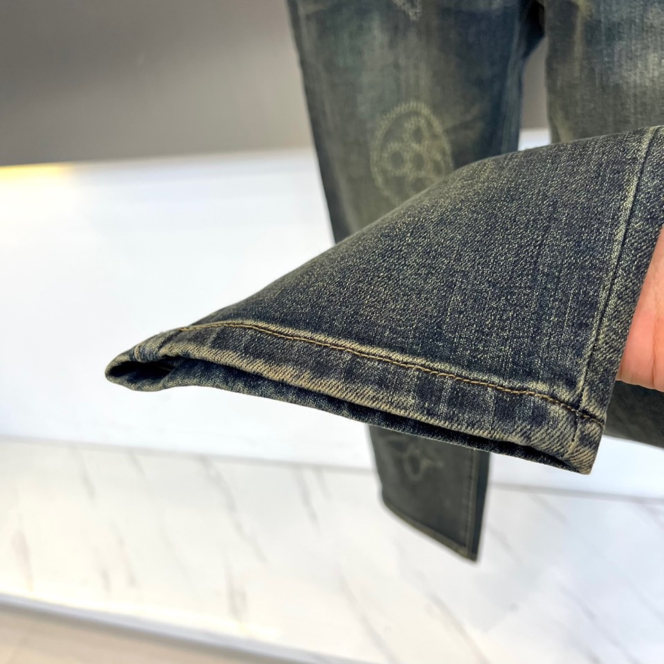 1v威登、2025秋冬新品推出黑色Monogram磨破工艺牛仔裤，以重工装饰工艺重塑丹宁单品的奢华定义。