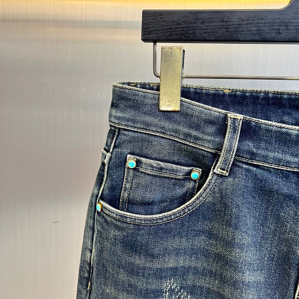 1v威登、2025秋冬新品推出黑色Monogram磨破工艺牛仔裤，以重工装饰工艺重塑丹宁单品的奢华定义。