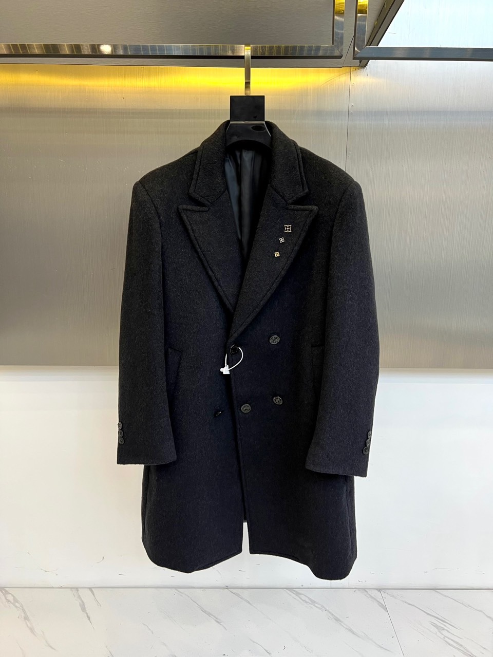 NO:613148,1v Vuitton, the new men's cashmere coat for autumn and winter 2025, reshapes the style of a modern gentleman with a classic double-breasted design. This black coat is made of worsted wool blended fabric, containing 68.9 sheep wool and 27.2 polyester fiber, which not only maintains the natural texture of wool, but also gives the fabric good wrinkle resistance. The classic lapel line is neat and smooth, and the left chest is embellished with a metal buckle with the brand logo. Six double-breasted buttons are neatly arranged, and three decorative buttons at the cuffs highlight the craftsmanship.  Its tailoring combines modern aesthetics and traditional techniques, with straight and natural shoulder lines and a slightly tapered waist to outline a slender silhouette. The fabric complies with GB18401-2010 Class C safety standards, and the lining is made of smooth material to ensure wearing comfort. Whether paired with a formal suit to show business temperament, or paired with a turtleneck sweater to create a casual look, this coat can enhance the overall texture with a calm black tone.  From important business occasions to evening social events, this coat has become a must-have item for the autumn and winter wardrobe with its exquisite craftsmanship and timeless design. Every detail reflects Louis Vuitton’s pursuit of quality. The precise lapel angle, even and fine stitching, and texture  Outstanding metal accessories. It is not only a warm jacket, but also a statement piece showing French luxury style, allowing the wearer to still maintain elegance in the cold season. 48-56 (model 173, 143 pounds, upper body size 50),, louis  vuitton,jackets & coats,sweaters,alexander wang198609091v威登、2025秋冬新品男士羊绒大衣,以经典双排扣设计重塑现代绅士风范.这款黑色大衣采用精纺羊毛混纺面料,含68.9绵羊毛与27.2聚酯纤维,既保持羊毛的天然质感,又赋予面料良好的抗皱性.经典的翻驳领线条利落流畅,左胸点缀品牌标识金属扣,六粒双排纽扣整齐排列,袖口处三粒装饰扣细节彰显匠心工艺. 其剪裁融合现代审美与传统技艺,肩部线条挺拔自然,腰身微收勾勒修长轮廓.面料符合GB18401-2010 C类安全标准,内衬选用顺滑材质确保穿着舒适度.无论是搭配正装展现商务气质,还是配合高领毛衣打造休闲造型,这件大衣都能以沉稳的黑色调提升整体质感. 从重要商务场合到晚间社交活动,这件大衣以其精湛工艺与永恒设计成为秋冬衣橱的必备单品.每一个细节都体现路易威登对品质的追求精准的翻驳领角度、均匀细密的缝线、质感出众的金属配件.它不仅是保暖外套,更是展现法式奢华风格的宣言单品,让穿着者在寒冷季节依然保持优雅风度.48-56（模特173,143斤上身50码）,,louis vuitton,jackets & coats,sweaters,alexander wang,Men's clothing