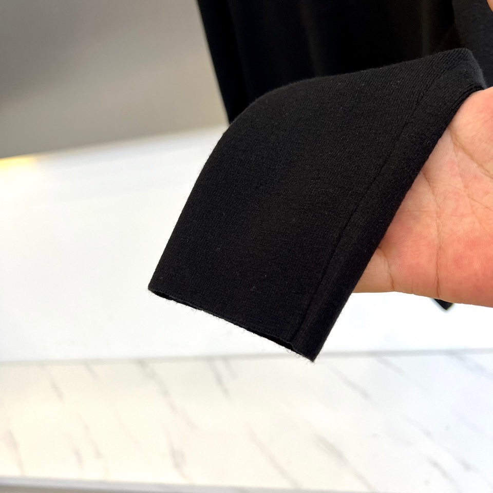 Bur巴宝莉、2025秋冬新品男士羊毛🐑针织衫，这款半高领针织衫采用创新面料配比，47.8%羊毛与27.