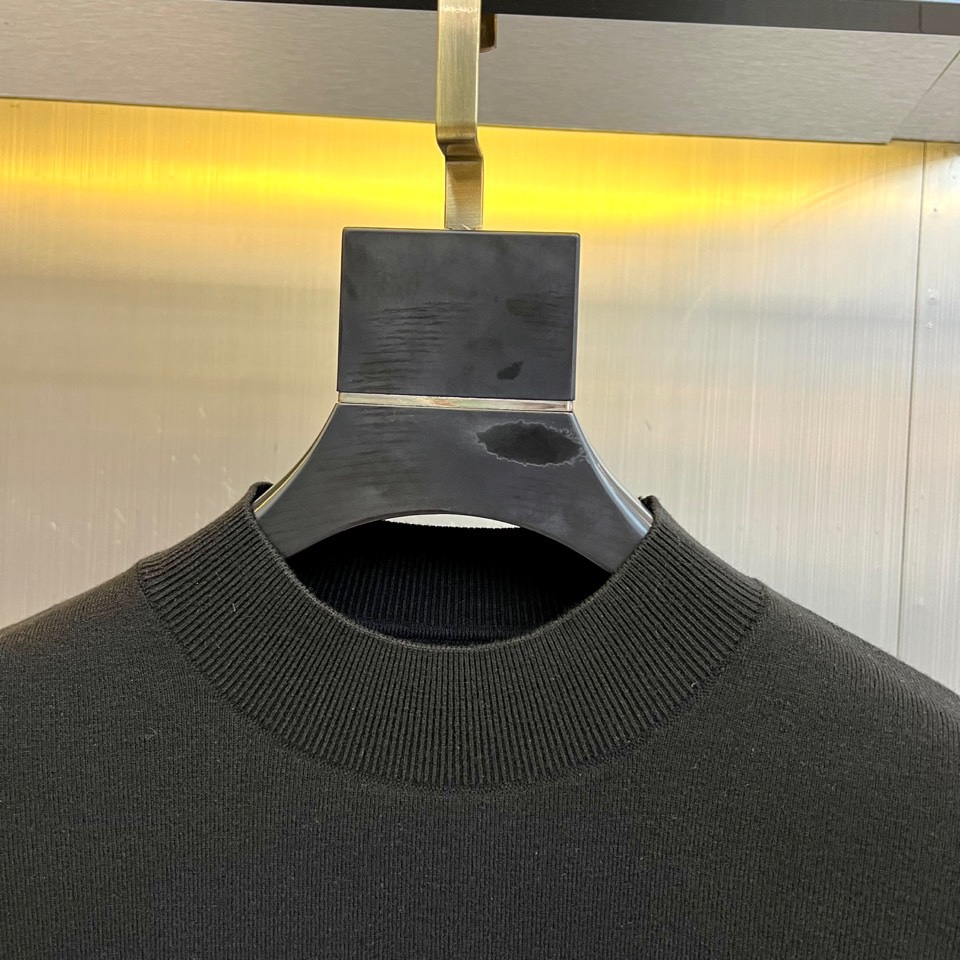 Bur巴宝莉、2025秋冬新品男士羊毛🐑针织衫，这款半高领针织衫采用创新面料配比，47.8%羊毛与27.