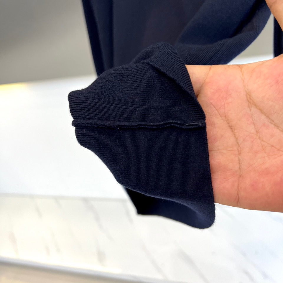 Bur巴宝莉、2025秋冬新品男士羊毛🐑针织衫，这款半高领针织衫采用创新面料配比，47.8%羊毛与27.