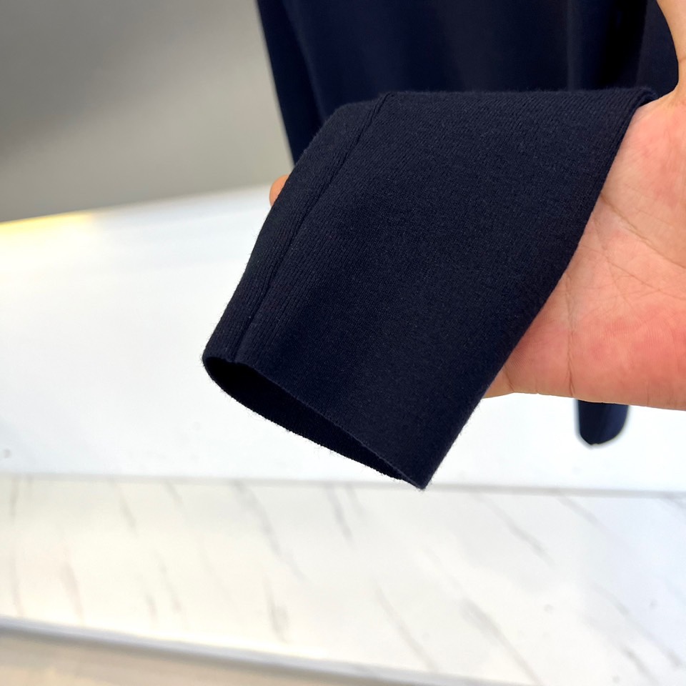 Bur巴宝莉、2025秋冬新品男士羊毛🐑针织衫，这款半高领针织衫采用创新面料配比，47.8%羊毛与27.