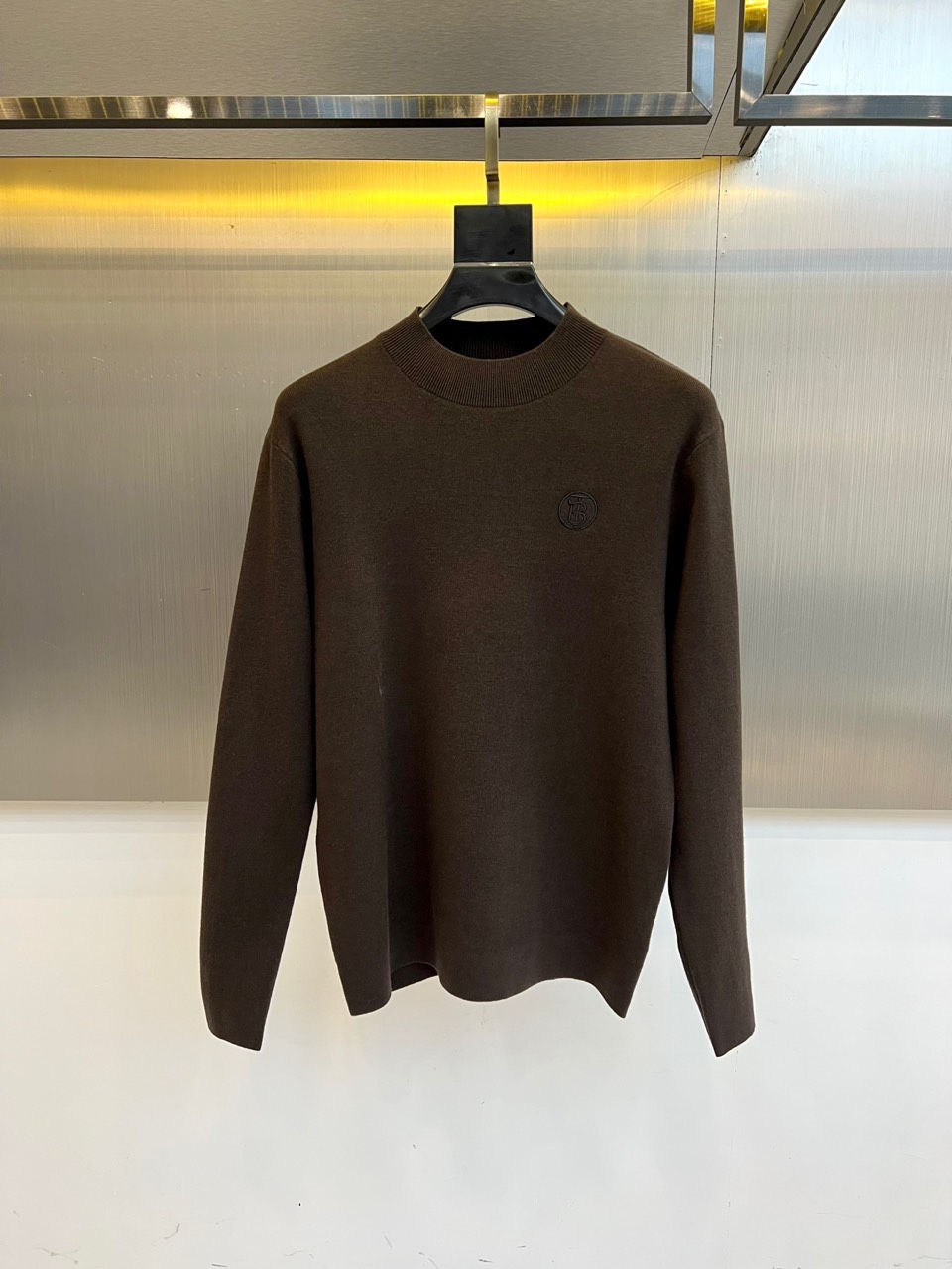NO:613172,Burberry, 2025 autumn and winter new men's wool sweater, this half turtleneck sweater uses an innovative fabric ratio, a precise combination of 47.8 wool and 27.3 acrylic fiber, supplemented by 15.6 nylon and 9.3 lyocell fiber.  Patented spinning technology achieves a balance of softness, skin-friendliness and excellent resilience. The three-dimensional cut pattern drapes naturally along the shoulder line, the half-high collar design outlines an elegant arc with rib knitting technology, and the left chest is decorated with the brand's iconic knight emblem embroidery.  Its design perfectly combines traditional British genes with modern pragmatism. The chocolate brown tone is like the sycamore leaves in London in autumn, showing delicate texture changes between the flow of light and shadow. The lining seams adopt non-sensory stitching technology, which complies with FZ/T73018-2012 executive standards and GB18401-2010  Category B safety regulations. Whether paired with chinos for business casual wear, or paired with jeans for everyday elegance, this sweater can provide just the right amount of warmth with its precise 47.8 wool content.  From an afternoon stroll in Kensington Gardens to a private party in Mayfair, the timeless texture of the item transcends seasons and has become an indispensable winter must-have in the modern gentleman's wardrobe. The exquisite craftsmanship in the details and the low-key badge logo give the practical item a haute couture-like texture, perfectly interpreting Burberry's balance of classics and innovation. 48-56 (model 173, 143 pounds, upper body size 50),, burberry, burberry, jeans, alexander wang19860909Bur巴宝莉、2025秋冬新品男士羊毛针织衫,这款半高领针织衫采用创新面料配比,47.8羊毛与27.3腈纶的精准组合,辅以15.6锦纶和9.3莱赛尔纤维,通过专利纺纱技术实现柔软亲肤性与卓越回弹力的平衡.立体剪裁的版型沿肩线自然垂坠,半高领设计以罗纹针织工艺勾勒出优雅弧度,左胸处装饰品牌标志性骑士徽章刺绣. 其设计将传统英伦基因与现代实用主义完美融合,巧克力棕色调如同伦敦秋日的梧桐叶,在光影流转间呈现细腻的纹理变化.内衬接缝采用无感缝合技术,符合FZ/T73018-2012执行标准与GB18401-2010 B类安全规范.无论是搭配斜纹裤演绎商务休闲,还是配合牛仔裤展现日常优雅,这件针织衫都能以精准的47.8羊毛含量提供恰到好处的保暖体验. 从肯辛顿花园的午后漫步到梅菲尔区的私人聚会,单品以超越季节的永恒质感,成为现代绅士衣橱中不可或缺的冬日必备.细节处的精湛工艺与低调的徽章标识,让实用单品焕发高级定制般的质感,完美诠释巴宝莉对经典与创新的平衡之道.48-56（模特173,143斤上身50码）,,burberry,burberry,jeans,alexander wang,Men's clothing