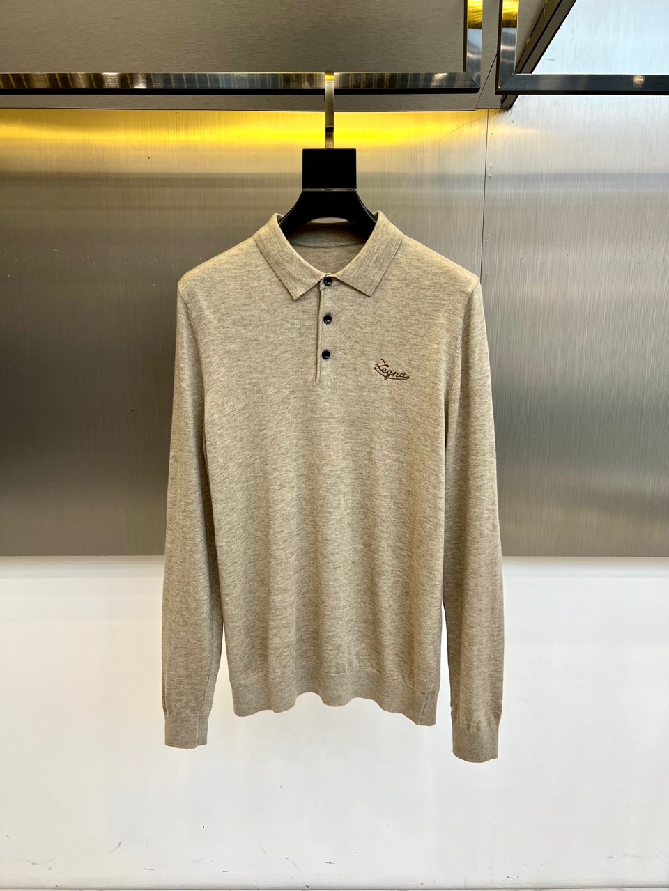 NO:613178,Zegna  -The 2025 autumn and winter new season wool sweaters interpret timeless Italian elegance in four classic tones. This series is made of worsted wool, with a classic lapel design and three black resin buttons. The left chest is embellished with the brand's iconic embroidered badge. Slim fit and streamlined tailoring  The body line is smooth, and the cuffs and hem adopt precise narrowing technology to ensure a long-lasting and crisp fit. The light khaki color shows a warm texture, the brown color shows a retro style, the navy color shows a calm temperament, and the black model achieves an eternal classic. Its design combines traditional Italian craftsmanship with modernity  The perfect blend of practicality, the delicate wool texture shows soft luster under the light and shadow. Whether it is paired with worsted trousers to create a business look, or paired with casual trousers for daily fashion, it can show an effortless luxury temperament. From private clubs in Milan to Arles  In a mountain resort, this sweater has become an indispensable item in the autumn and winter wardrobe of elites due to its excellent material and craftsmanship. 50-58 (model weighs 173,143 pounds, upper body size 50),,zegna,alexander  wang19860909杰尼亚 -2025秋冬新季羊毛针织衫以四款经典色调演绎永恒意式优雅.本系列采用精纺羊毛材质,经典翻领设计搭配三粒黑色树脂纽扣,左胸处点缀品牌标志性刺绣徽章.修身剪裁配合流畅衣身线条,袖口与下摆采用精准收针工艺确保版型持久挺括.浅卡其色呈现温润质感,棕色系彰显复古格调,藏青色流露沉稳气质,黑色款成就永恒经典.其设计将传统意式工艺与现代实穿性完美融合,细腻的羊毛肌理在光影下呈现柔和光泽.无论是搭配精纺西裤打造商务造型,还是配合休闲长裤演绎日常风尚,皆能展现举重若轻的奢华气质.从米兰私人俱乐部到阿尔卑斯山度假胜地,这件针织衫以卓越材质与匠心工艺,成为精英人士秋冬衣橱中不可或缺的臻品.50-58（模特173,143斤上身50码）,,zegna,alexander wang,Men's clothing