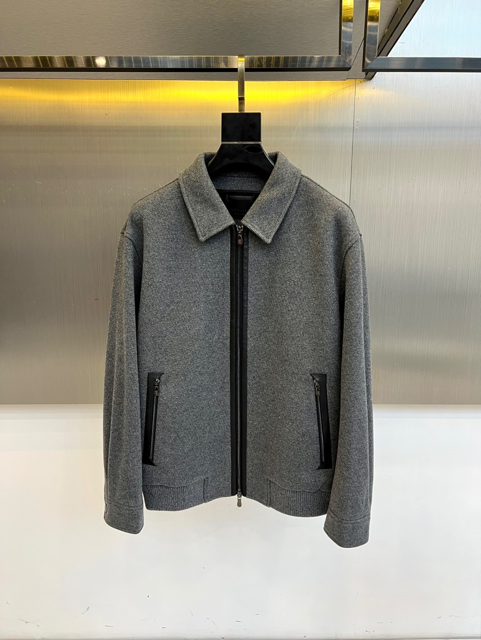 NO:613184,B.C.  - New men's jacket for autumn and winter 2025. This lapel jacket is made of an innovative blended fabric of 70% wool, 28% polyester fiber and 2% modal. It uses a twill weave to present a delicate texture. The smooth black zipper extends from the lapel to the hem, forming a visual echo with the three-dimensional zipper pockets on both sides.  In response, the rib knitted cuffs and hem enhance the windproof function. Its tailoring combines Italian loose silhouette and Oriental body shape considerations. The 175/92A size achieves natural and straight shoulders through three-dimensional tailoring. It complies with FZ/T81008-executive standards and GB18401-2010  Category C safety regulations, the lining is made of polyester fiber to ensure smooth wearing. From business meetings to weekend leisure, this coat uses the natural warmth of wool and modern design language to become a tool that can be worn across occasions. The professional care label recommends professional dry cleaning to ensure that the item remains in its best condition for a long time. 48-56 (model 173, 143 pounds, upper body size 50),,jackets & coats,jackets & coats,alexander wang19860909BC -2025秋冬新品男士外套,这款翻领夹克采用70羊毛、28聚酯纤维与2莫代尔的创新混纺面料,通过斜纹织法呈现细腻肌理.顺滑的黑色拉链自翻领延伸至下摆,与两侧立体拉链口袋形成视觉呼应,罗纹针织袖口与下摆强化防风功能.其剪裁融合意式宽松廓形与东方体型考量,175/92A号型通过立体剪裁实现肩部自然挺括.遵循FZ/T81008-执行标准与GB18401-2010 C类安全规范,里料采用聚酯纤维保证穿着顺滑度.从商务会晤到周末休闲,这件外套以羊毛的天然保暖性与现代设计语言,成为跨越场合的穿搭利器.专业护理标识建议专业干洗,确保单品持久保持最佳状态.48-56（模特173,143斤上身50码）,,jackets & coats,jackets & coats,alexander wang,Men's clothing