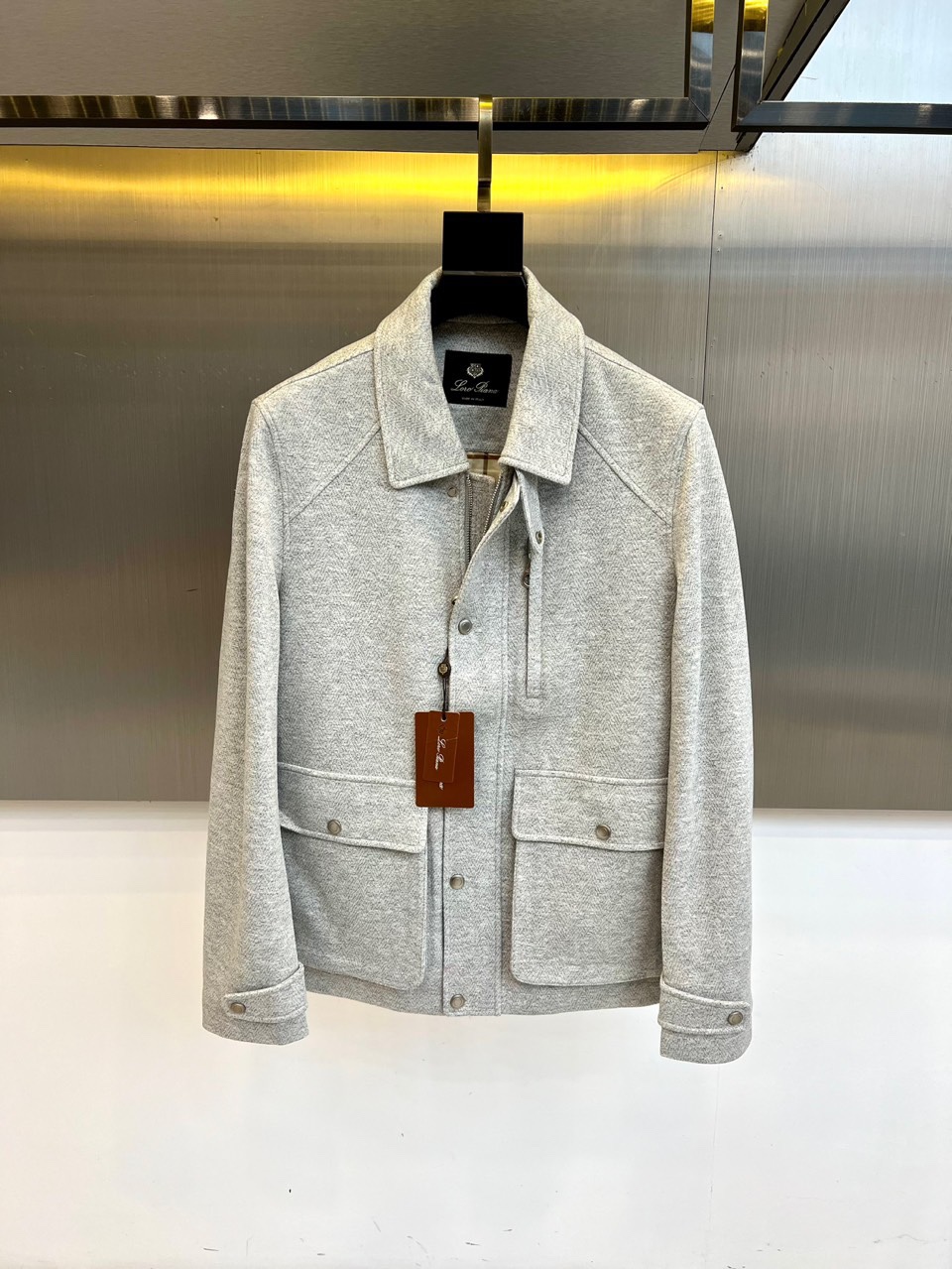 NO:613190,Loro Piana  The new men's jacket for autumn and winter 2025 interprets Italian low-key luxury in light gray tones. This jacket adopts a classic lapel design, with buttons embellished with natural materials on the front, and a brand logo label sewn on the inside of the collar to highlight its identity. The three-dimensional pockets on both sides have both practical functions and aesthetic lines, and the cuff button details show exquisite craftsmanship. The fabric is made of a precise ratio of 47 polyester fiber, 13 viscose fiber, 5 cellulose acetate fiber and 35 wool. It uses unique spinning technology to present a delicate texture, while maintaining the wool.  The natural texture also gives the fabric good wrinkle resistance. Its tailoring follows an Italian loose silhouette, with natural and smooth shoulder lines, and a slim but not tight silhouette. From business meetings to casual socializing, this jacket can have an eternal texture that transcends seasons.  It has become an indispensable item in a gentleman's wardrobe. The exquisite quality and exquisite fabric selection made in Italy perfectly interpret the brand's persistent pursuit of low-key luxury. 48-56 (model is 173, 143 pounds, upper body size 50),, loro  piana,jackets & coats,alexander wang19860909Loro Piana 2025秋冬新品男士夹克,以浅灰色调诠释意式低调奢华.这款夹克采用经典翻领设计,前襟点缀天然材质纽扣,领口内侧缝制品牌标识标签彰显身份.两侧立体口袋兼具实用功能与线条美感,袖口纽扣细节展现精湛工艺.面料选用47聚酯纤维、13粘胶纤维、5醋酸纤维素纤维与35羊毛的精准配比,通过独特纺纱技术呈现细腻肌理,既保持羊毛的天然质感,又赋予面料良好的抗皱性.其剪裁遵循意式宽松廓形,肩部线条自然流畅,衣身轮廓修身而不紧绷.从商务会晤到休闲社交,这件夹克都能以超越季节的永恒质感,成为绅士衣橱中不可或缺的臻品.意大利制造的精工品质与考究面料选择,完美诠释品牌对低调奢华的执着追求.48-56（模特173,143斤上身50码）,,loro piana,jackets & coats,alexander wang,Men's clothing