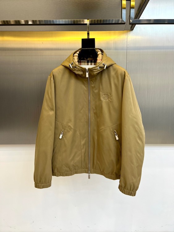 NO:613167,Burberry's new down jacket for autumn and winter 2025 continues to write the British practical aesthetics in the iconic khaki color. This hooded down jacket adopts a classic stand-up collar design, with a smooth silver zipper system, and the brand's iconic embroidered badge on the chest to highlight its identity. The diagonal pockets on both sides are equipped with zippers to ensure safe storage, and the cuffs are designed with windproof cuffs to enhance thermal insulation. The lining is hidden with the brand's classic plaid pattern, revealing the century-old brand genes in the details.  The fabric is made of polyester fiber, and the three-dimensional plaid outline is formed through precision quilting technology to ensure that the down is evenly distributed. It is filled with high-quality white duck down, which has both light texture and thermal insulation performance, and the label clearly indicates that it is made in Portugal. Its design perfectly combines outdoor functionality with urban fashion, and the khaki color is suitable for a variety of wearing scenarios. It can be paired with formal wear to show business and casual style, or combined with jeans to create an everyday look.  From commuting in the city to strolling in the countryside, this down jacket has practical details and low-key luxury texture, making it a must-have item for those who pursue quality life in autumn and winter. Every detail reflects Burberry's balance of classics and innovation, making warmth protection a fashion statement. 48-56 (model 173,143 pounds, upper body size 50),, burberry, burberry, jeans, down jacket, hats, alexander wang19860909Bur巴宝莉、2025秋冬新品羽绒服以标志性卡其色续写英伦实用美学.这款连帽羽绒服采用经典立领设计,搭配顺滑的银色拉链系统,胸前点缀品牌标志性刺绣徽章彰显身份.两侧斜插口袋配备拉链保障储物安全,袖口采用防风收口设计增强保暖性能.内衬暗藏品牌经典格纹图案,于细节处流露百年品牌基因. 面料选用聚酯纤维材质,通过精密绗缝工艺形成立体格纹轮廓,确保羽绒均匀分布.填充优质白鸭绒兼具轻盈质感与保暖性能,标签明确标注葡萄牙精工制造.其设计将户外功能性与都市时尚完美融合,卡其色调适配多种穿搭场景,既可搭配正装展现商务休闲风格,也能结合牛仔裤打造日常造型. 从城市通勤到郊外漫步,这款羽绒服以实用细节与低调奢华质感,成为追求品质生活人士的秋冬必备单品.每一个细节都体现巴宝莉对经典与创新的平衡之道,让温暖守护成为时尚宣言.48-56（模特173,143斤上身50码）,,burberry,burberry,jeans,down jacket,hats,alexander wang,Men's clothing