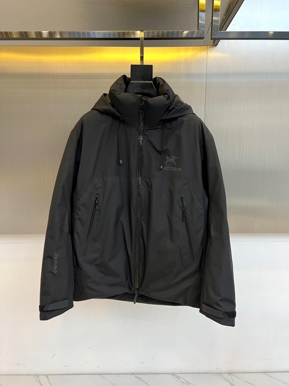 NO:613179,Arcteryx  Arc'teryx, the new 2025 autumn and winter down jacket, interprets professional outdoor aesthetics with a pure black color scheme. This hooded down jacket uses nylon fabric to build a windproof barrier, and is three-dimensionally tailored with a sports version to ensure freedom of movement. It is decorated with a reflective brand logo on the chest, and the multi-pocket design takes into account both storage function and visual hierarchy. It is filled with high-quality down to ensure thermal insulation, and the lining label details the care guide in multiple languages. It is recommended that the rollers be lowered  Tumble dry at warm temperature for 20 minutes. Its design perfectly combines mountain protection with urban practicality. The adjustable hood and waterproof zipper reflect professional details. From hiking in the snow to commuting in the city, this down jacket uses Arc'teryx's consistent precision craftsmanship and minimalist design to become a must-have autumn and winter equipment for those who pursue functional style. 48-56 (model is 173, 143 pounds, upper body size 50), arc'teryx, down  jacket,hats,alexander wang19860909Arcteryx 始祖鸟、2025秋冬新款羽绒服,以纯黑配色诠释专业户外美学.这款连帽羽绒服采用锦纶面料构筑防风屏障,立体剪裁配合运动版型确保活动自由度.胸前饰有反光品牌标识,多口袋设计兼顾储物功能与视觉层次.填充高品质羽绒确保保暖性能,内衬标签详细标注多国语言护理指南,建议滚筒低温烘干20分钟.其设计将高山防护性与都市实穿性完美融合,可调节风帽与防水拉链体现专业细节.从雪地徒步到城市通勤,这件羽绒服以始祖鸟一贯的精密工艺与极简设计,成为追求机能风格人士的秋冬必备装备.48-56（模特173,143斤上身50码）,arc'teryx,down jacket,hats,alexander wang,Men's clothing