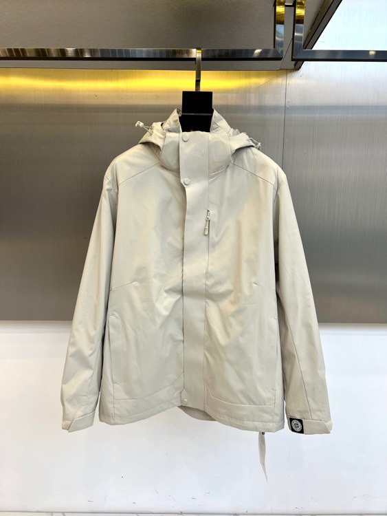NO:613185,Stone Island's 2025 autumn and winter new three-in-one jacket interprets modular functional aesthetics with a technological light gray color scheme. This jacket adopts a detachable hood design, and the outer jacket and inner fleece liner are freely combined through a precision fastener system to meet the needs of multiple scenes. The outer layer is made of waterproof and breathable fabric exclusively developed by the brand, and the seams are taped to ensure all-weather protection; the inner fleece liner uses high-density knitting technology to lock in body temperature, and the stand-up collar design enhances neck warmth.  The iconic black round logo on the left sleeve continues the brand's military genes, and the front is equipped with a two-way zipper and a windproof buckle double closure system. The multi-pocket layout takes into account both practicality and visual balance, and the breathable zippers under the arms reflect ergonomic considerations. Its design perfectly combines outdoor protection with urban functional style, and the light gray neutral tone is suitable  A variety of wearing styles. From exploring the mountains to traveling in the city, this three-in-one system uses Stone Island's iconic technical core and modular wisdom to become a must-have autumn and winter equipment for outdoor enthusiasts who pursue both function and style. M-4XL (model weighs 173,143 pounds, upper body size L),,jackets  & coats,hats,alexander wang19860909Stone Island石头岛、2025秋冬新品三合一外套以科技感浅灰配色诠释模块化功能美学.这款外套采用可拆卸连帽设计,外层冲锋衣与内层抓绒内胆通过精密扣件系统自由组合,满足多场景穿着需求.外层采用品牌独家研发的防水透湿面料,接缝处采用压胶工艺确保全天候防护；内层抓绒内胆以高密度针织技术锁住体温,立领设计增强颈部保暖. 左袖标志性黑色圆形徽标延续品牌军事基因,前襟配备双向拉链与防风扣双重闭合系统.多口袋布局兼顾实用性与视觉平衡,腋下透气拉链体现人体工学考量.其设计将户外防护性与都市机能风完美融合,浅灰中性色调适配多种穿搭风格.从山野探索到城市穿行,这套三合一系统以石头岛标志性的技术内核与模块化智慧,成为追求功能与风格兼具的户外爱好者秋冬必备装备.M-4XL（模特173,143斤上身L码）,,jackets & coats,hats,alexander wang,Men's clothing