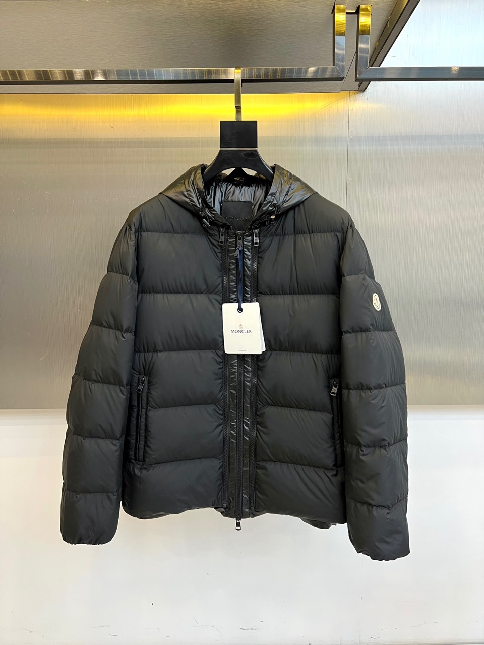 NO:745072,Special offer Special offer products are non-refundable and non-exchangeable. The listed price is the actual price.  Mon (goose down), the 2025 autumn and winter new three-in-one functional jacket, interprets a new realm of outdoor luxury travel aesthetics with innovative design. This jacket adopts a detachable modular design, the outer layer is a hooded windproof jacket of GORE-TEX technical fabric, and the inner layer is  The lightweight down liner is filled with 90% high-quality goose down. The two can be worn independently or in combination, easily coping with changing climates from urban mild cold to polar cold. The outer jacket is made of polyamide fabric, equipped with professional-grade windproof and waterproof technology, breathable zippers under the arms and multi-angle adjustment  The hood shows a humanized design; the inner down jacket uses three-dimensional diamond quilting technology to lock the thermal insulation material, and the left sleeve is decorated with the iconic rubber logo. The two-way zipper system realizes a seamless connection between the inner and outer layers, and the cuff Velcro and the hem drawstring enhance the sealing. From the Alpine ski resort to the urban street  Jing, this three-in-one jacket uses the iconic French craftsmanship spirit of the mask, integrates professional protective performance into the daily dressing language, and achieves a winter style that transcends scenes. Sizes 1-5 (model is 173,143 pounds, upper body size 2),,Moncler,jackets  & coats,jackets & coats,down jacket,hats,19860909特价 特价产品不退不换 标价就是实价 Mon蒙口（鹅绒）、2025秋冬新品三合一功能外套,以创新设计诠释户外奢旅美学的全新境界.这款外套采用可拆卸的模块化设计,外层为GORE-TEX科技面料的连帽防风夹克,内层为填充90优质鹅绒的轻量羽绒内胆,两者既可独立搭配亦可组合穿着,轻松应对从都市微寒到极地严寒的多变气候.外层夹克运用聚酰胺面料,配备专业级防风防水工艺,腋下透气拉链与多角度调节风帽展现人性化设计；内层羽绒服通过立体菱格绗缝工艺锁定保暖材料,左袖饰有标志性橡胶徽标.双向拉链系统实现内外层无缝衔接,袖口魔术贴与下摆抽绳增强密封性.从阿尔卑斯雪场到都市街景,这件三合一外套以蒙口标志性的法式工艺精神,将专业防护性能融入日常着装语言,成就跨越场景的冬日型格.1-5码（模特173,143斤上身2码）,,Moncler,jackets & coats,jackets & coats,down jacket,hats,,Men's clothing