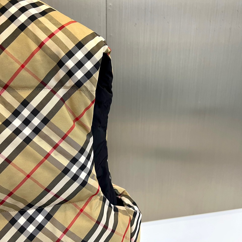 Bur巴宝莉、2025秋冬新品双面穿羽绒马甲，以创新双面设计演绎英伦实用美学。一款采用纯黑色面料搭配标志