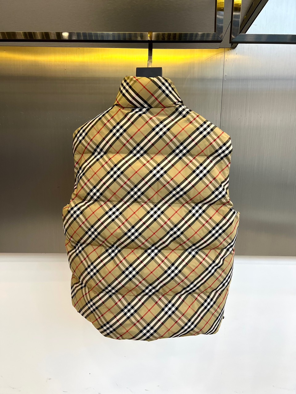 Bur巴宝莉、2025秋冬新品双面穿羽绒马甲，以创新双面设计演绎英伦实用美学。一款采用纯黑色面料搭配标志