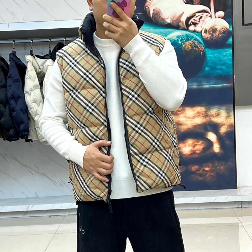 Bur巴宝莉、2025秋冬新品双面穿羽绒马甲，以创新双面设计演绎英伦实用美学。一款采用纯黑色面料搭配标志