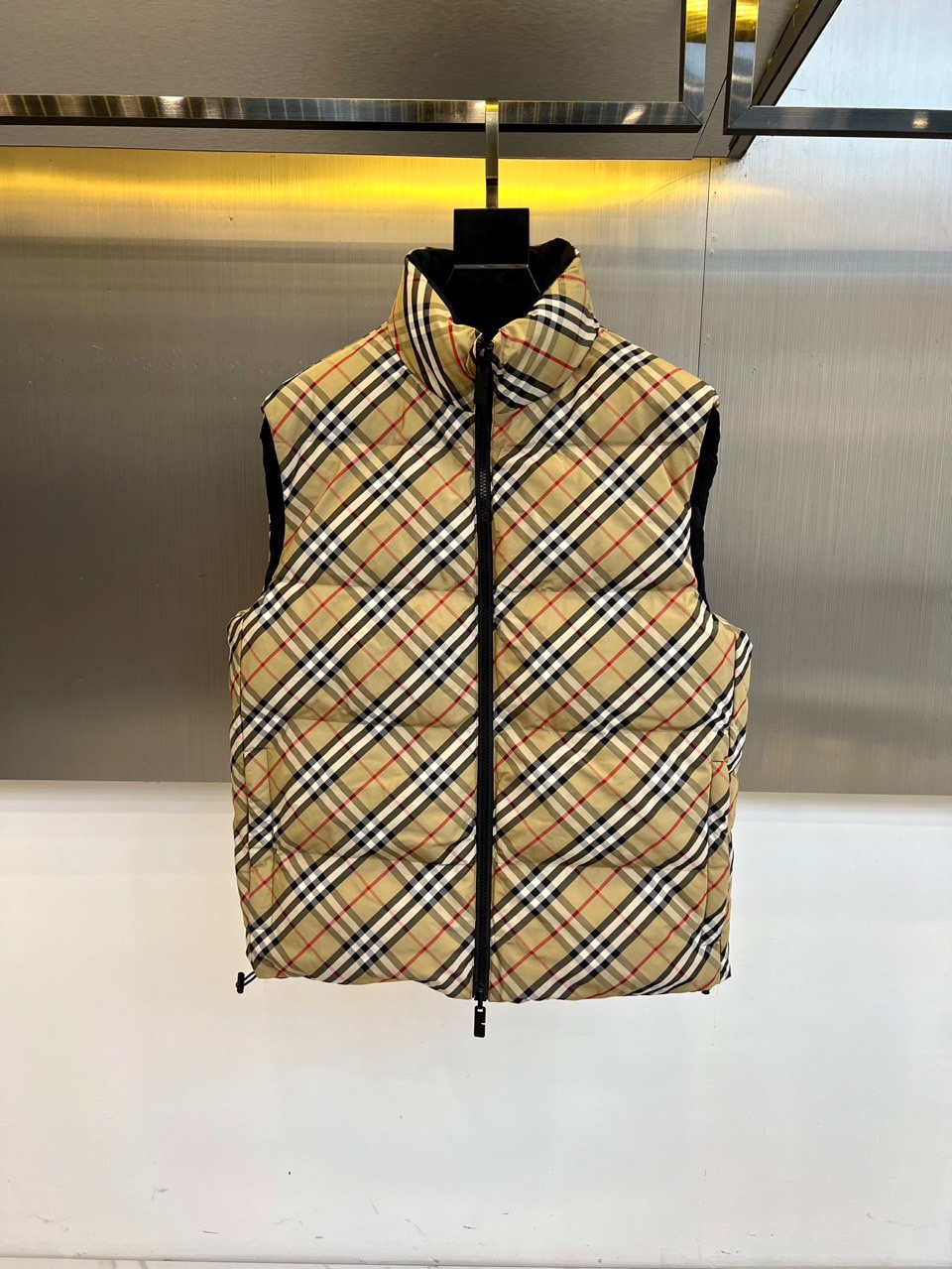 Bur巴宝莉、2025秋冬新品双面穿羽绒马甲，以创新双面设计演绎英伦实用美学。一款采用纯黑色面料搭配标志