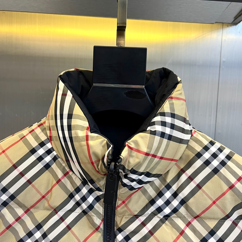 Bur巴宝莉、2025秋冬新品双面穿羽绒马甲，以创新双面设计演绎英伦实用美学。一款采用纯黑色面料搭配标志