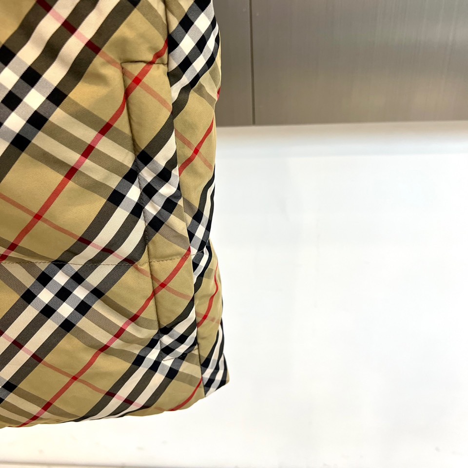 Bur巴宝莉、2025秋冬新品双面穿羽绒马甲，以创新双面设计演绎英伦实用美学。一款采用纯黑色面料搭配标志