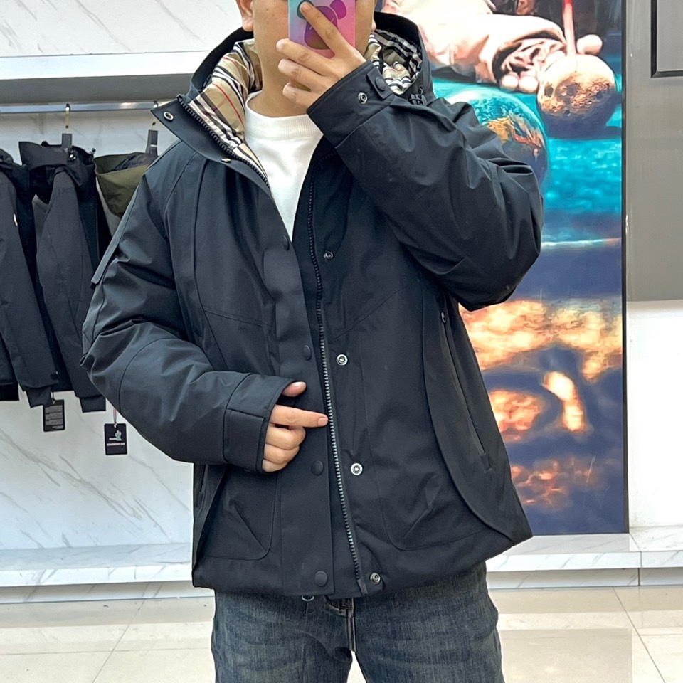 Bur巴宝莉（高端白鹅绒）、2025秋冬新品男士连帽羽绒外套，以经典卡其色演绎现代英伦风尚。立体剪裁的连