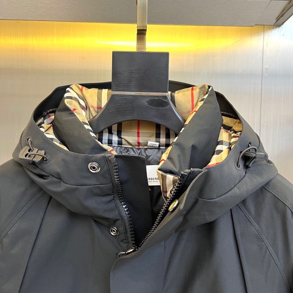 Bur巴宝莉（高端白鹅绒）、2025秋冬新品男士连帽羽绒外套，以经典卡其色演绎现代英伦风尚。立体剪裁的连