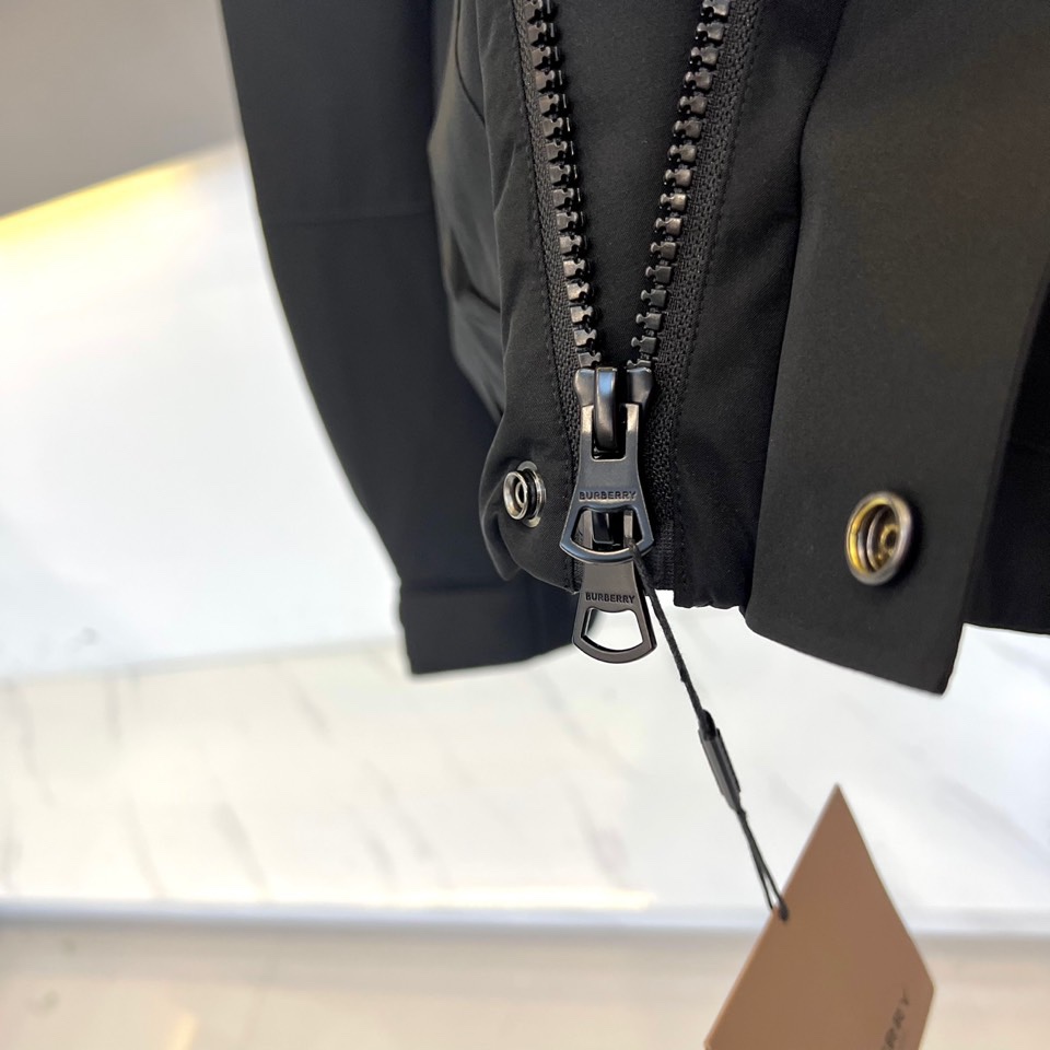 Bur巴宝莉（高端白鹅绒）、2025秋冬新品男士连帽羽绒外套，以经典卡其色演绎现代英伦风尚。立体剪裁的连