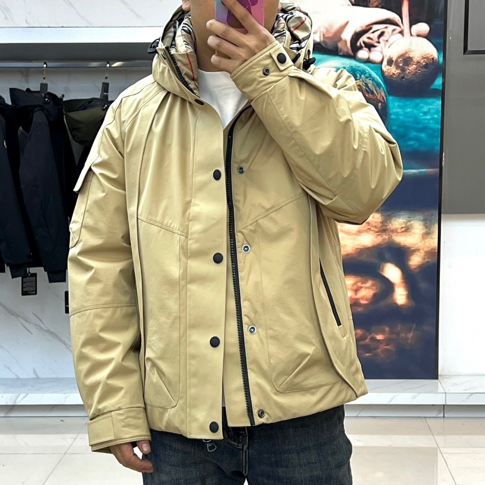 Bur巴宝莉（高端白鹅绒）、2025秋冬新品男士连帽羽绒外套，以经典卡其色演绎现代英伦风尚。立体剪裁的连