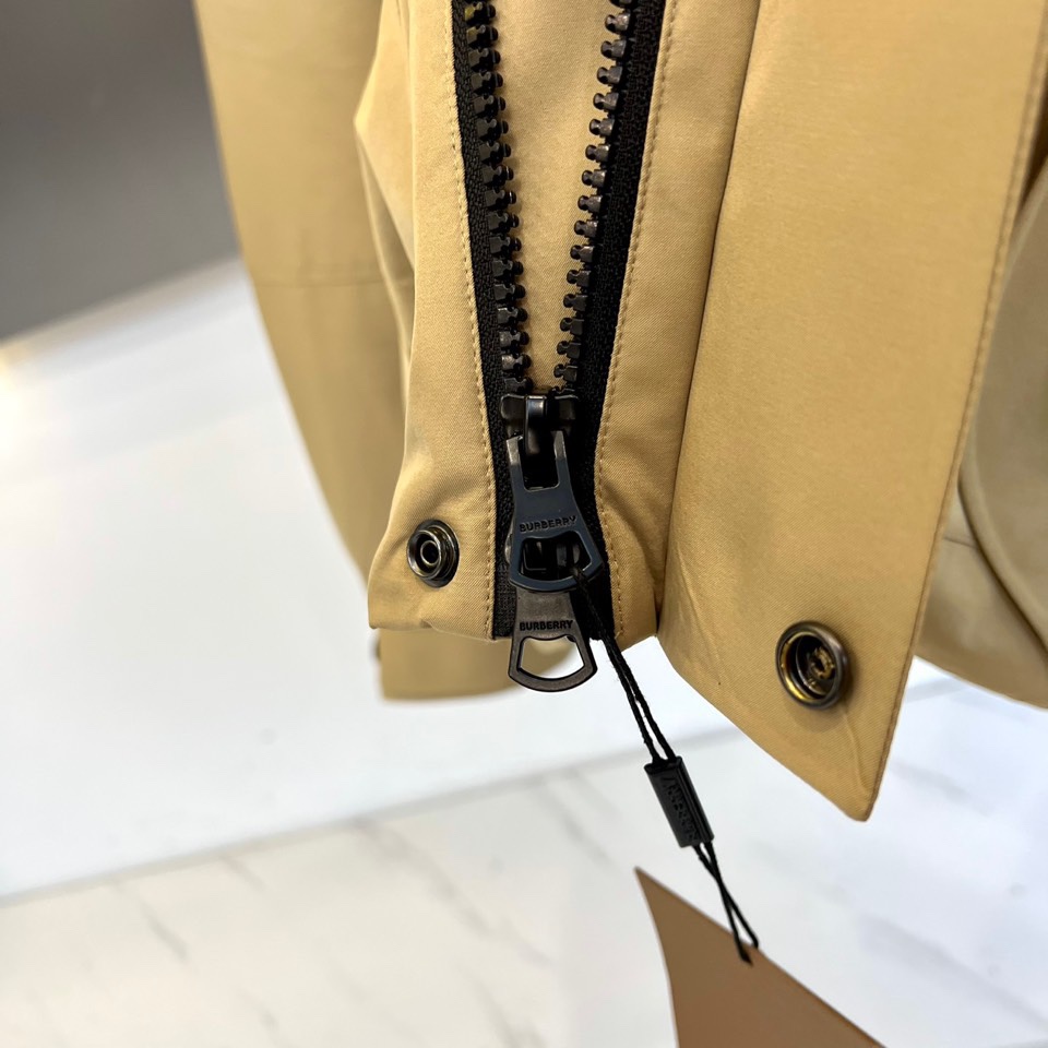 Bur巴宝莉（高端白鹅绒）、2025秋冬新品男士连帽羽绒外套，以经典卡其色演绎现代英伦风尚。立体剪裁的连