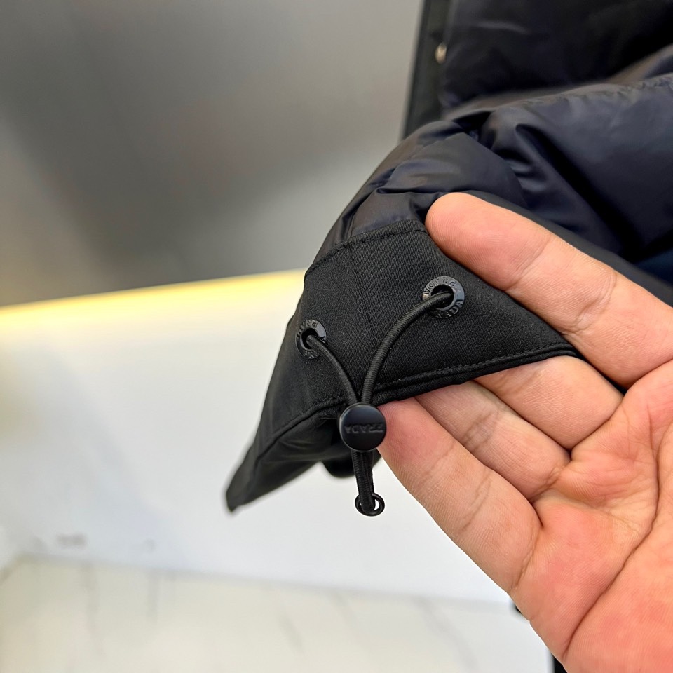 Prad普拉达（高端鹅绒）、2025秋冬新品连帽滑雪羽绒服外套，以极简主义诠释功能美学。款式采用立体剪裁