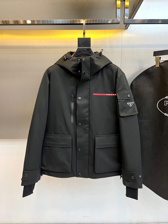 Prad普拉达（高端鹅绒）、2025秋冬新品连帽滑雪羽绒服外套，以极简主义诠释功能美学。款式采用立体剪裁