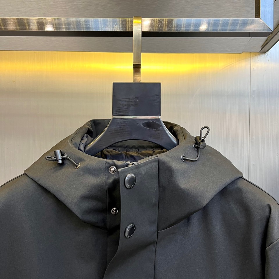 Prad普拉达（高端鹅绒）、2025秋冬新品连帽滑雪羽绒服外套，以极简主义诠释功能美学。款式采用立体剪裁