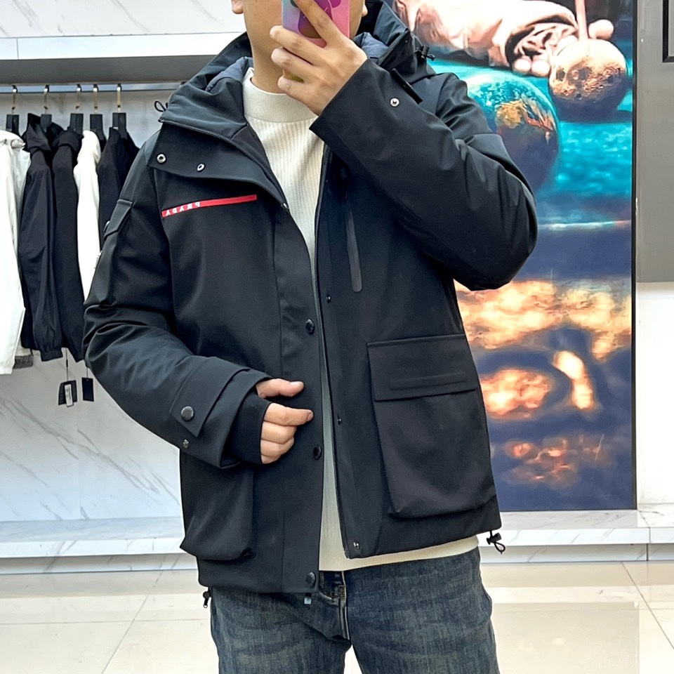Prad普拉达（高端鹅绒）、2025秋冬新品连帽滑雪羽绒服外套，以极简主义诠释功能美学。款式采用立体剪裁