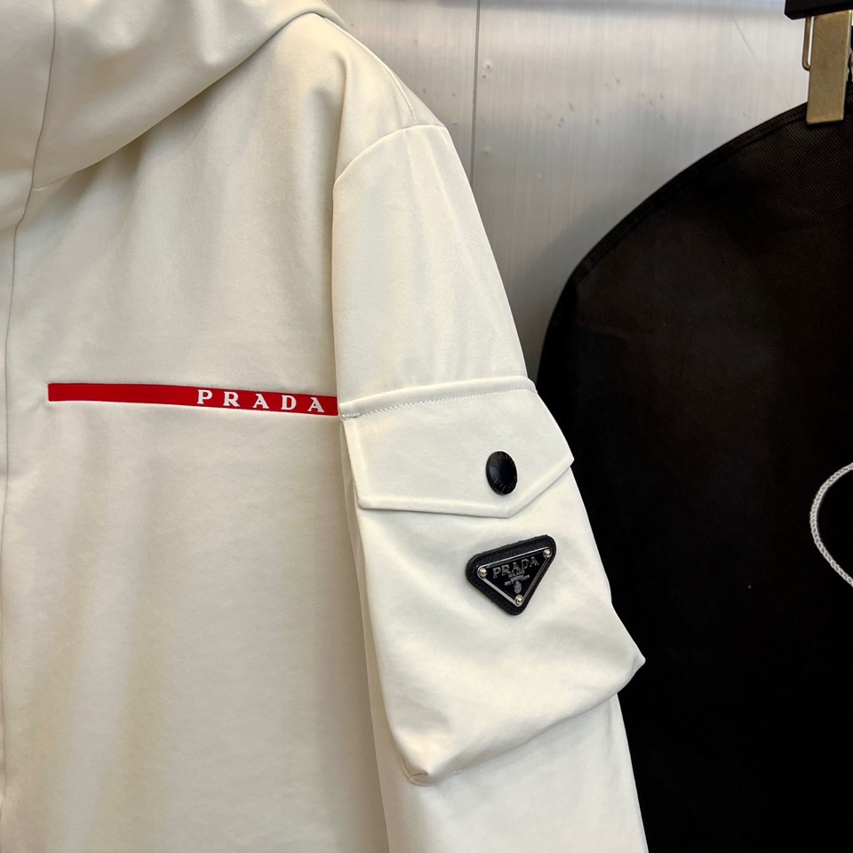 Prad普拉达（高端鹅绒）、2025秋冬新品连帽滑雪羽绒服外套，以极简主义诠释功能美学。款式采用立体剪裁