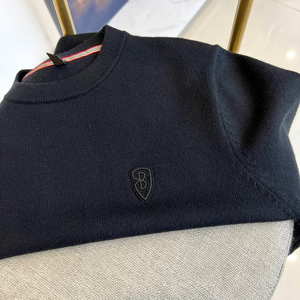 Bur巴宝莉、2025秋冬新品圆领羊毛🐑针织衫，以经典米白色调演绎现代英伦优雅。款式采用简约圆领设计，流