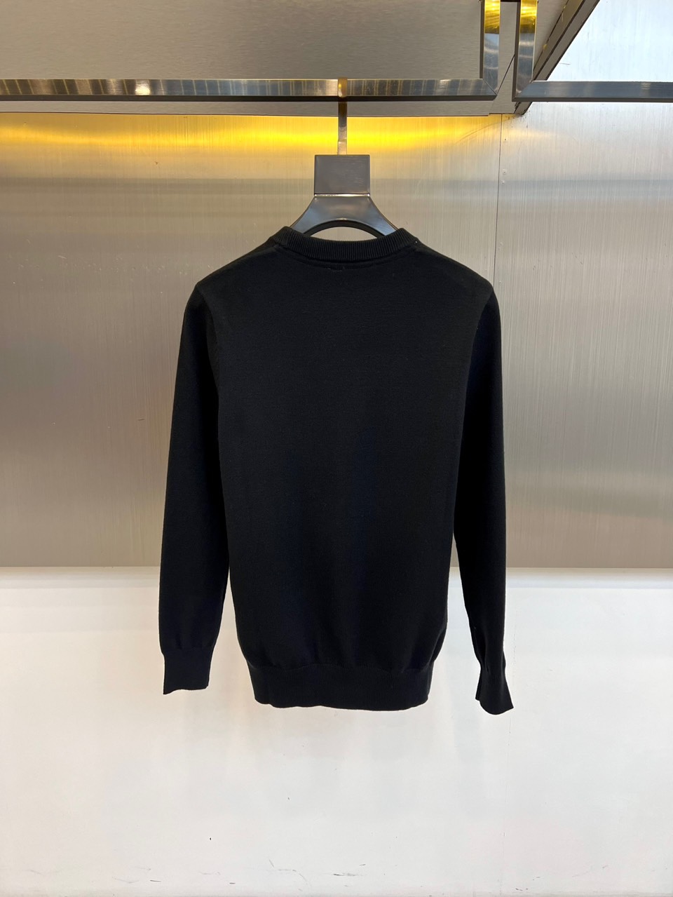 Bur巴宝莉、2025秋冬新品圆领羊毛🐑针织衫，以经典米白色调演绎现代英伦优雅。款式采用简约圆领设计，流