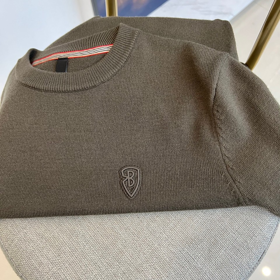 Bur巴宝莉、2025秋冬新品圆领羊毛🐑针织衫，以经典米白色调演绎现代英伦优雅。款式采用简约圆领设计，流