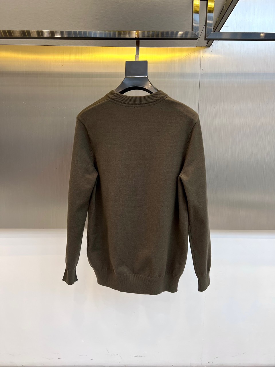 Bur巴宝莉、2025秋冬新品圆领羊毛🐑针织衫，以经典米白色调演绎现代英伦优雅。款式采用简约圆领设计，流