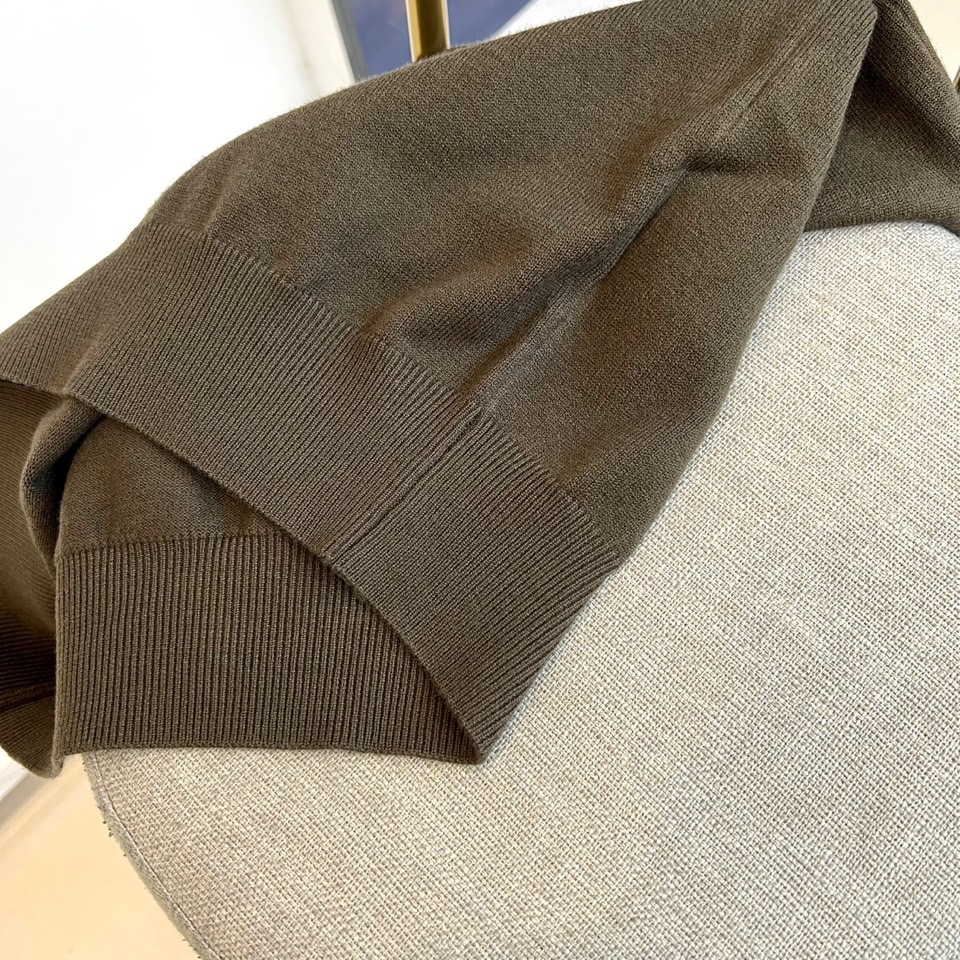 Bur巴宝莉、2025秋冬新品圆领羊毛🐑针织衫，以经典米白色调演绎现代英伦优雅。款式采用简约圆领设计，流