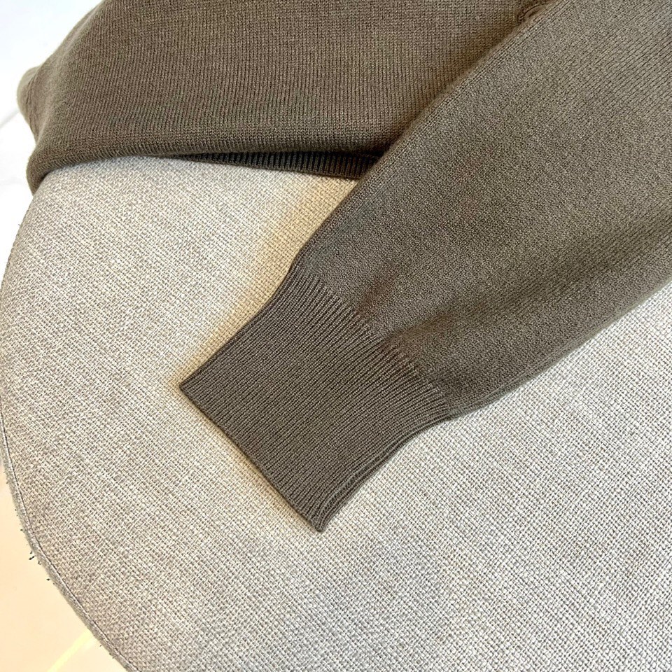 Bur巴宝莉、2025秋冬新品圆领羊毛🐑针织衫，以经典米白色调演绎现代英伦优雅。款式采用简约圆领设计，流