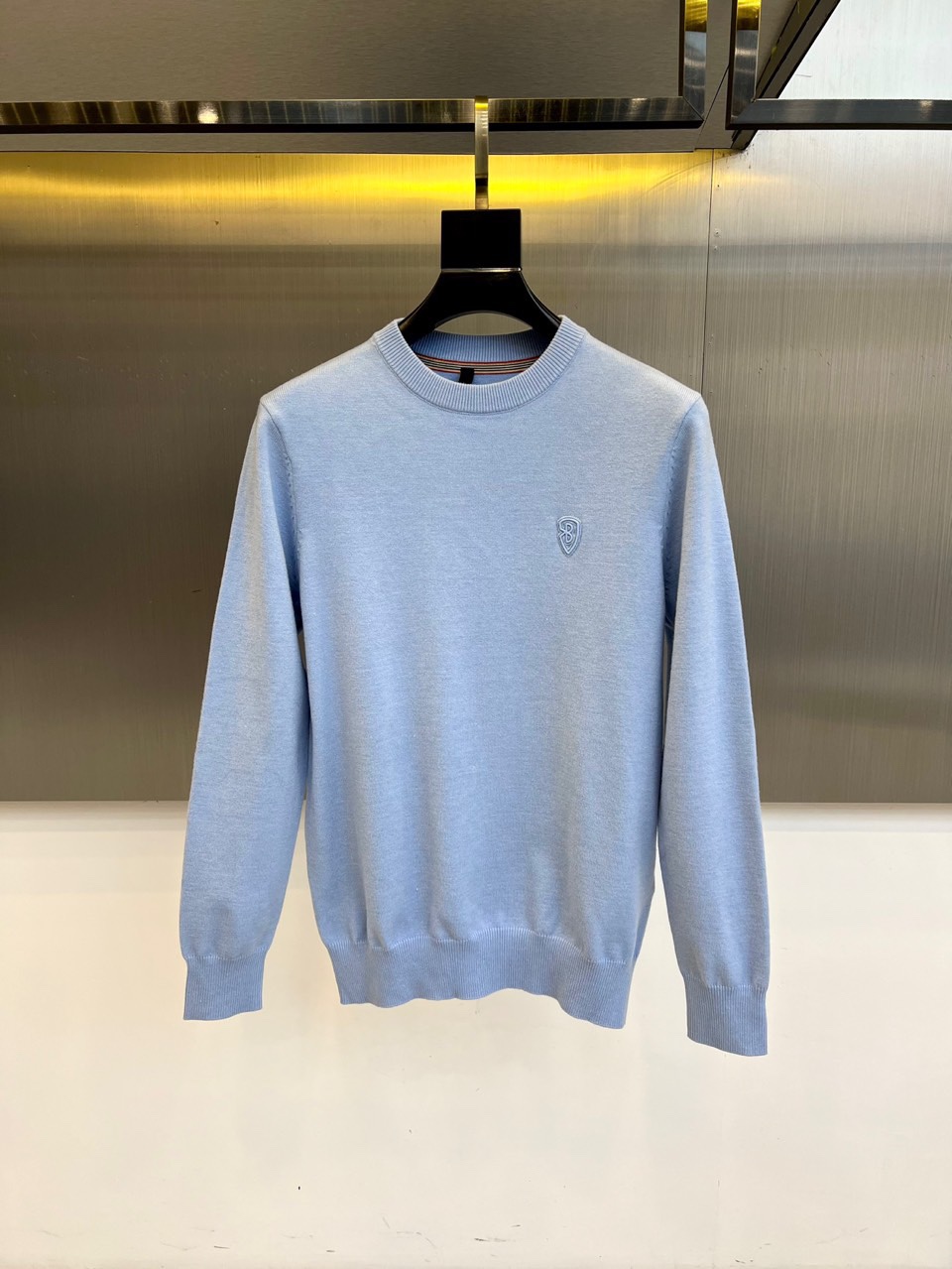 Bur巴宝莉、2025秋冬新品圆领羊毛🐑针织衫，以经典米白色调演绎现代英伦优雅。款式采用简约圆领设计，流