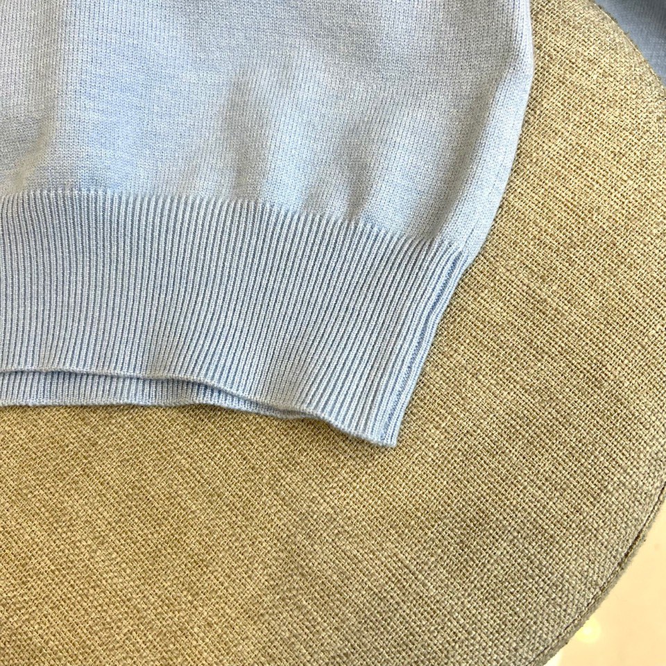 Bur巴宝莉、2025秋冬新品圆领羊毛🐑针织衫，以经典米白色调演绎现代英伦优雅。款式采用简约圆领设计，流