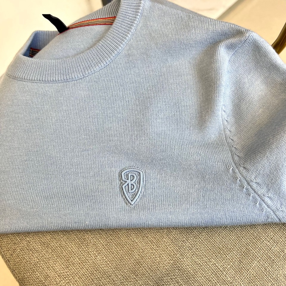 Bur巴宝莉、2025秋冬新品圆领羊毛🐑针织衫，以经典米白色调演绎现代英伦优雅。款式采用简约圆领设计，流