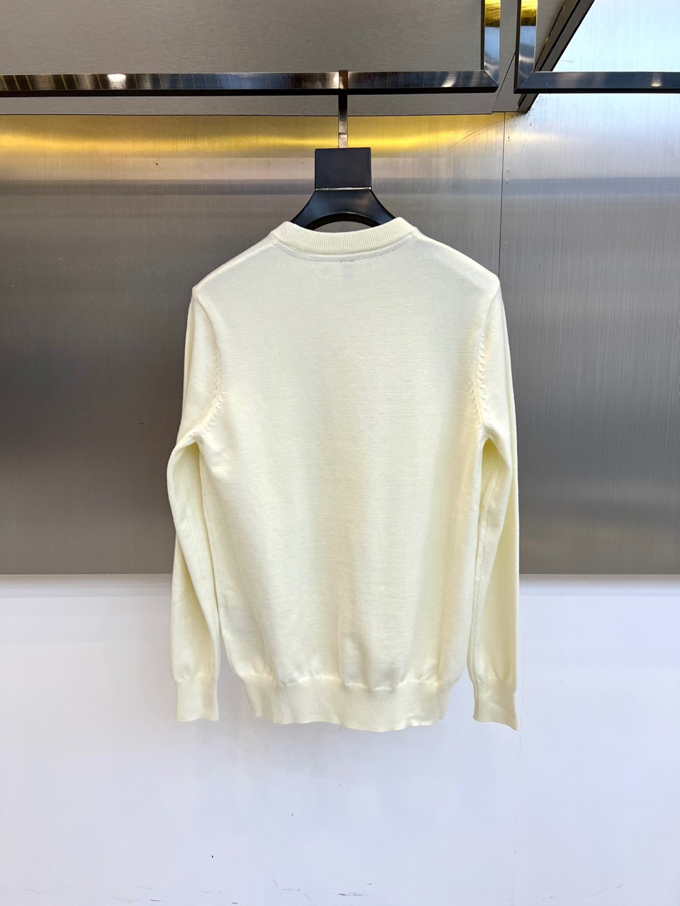 Bur巴宝莉、2025秋冬新品圆领羊毛🐑针织衫，以经典米白色调演绎现代英伦优雅。款式采用简约圆领设计，流