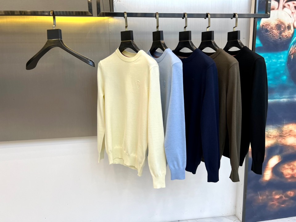 Bur巴宝莉、2025秋冬新品圆领羊毛🐑针织衫，以经典米白色调演绎现代英伦优雅。款式采用简约圆领设计，流