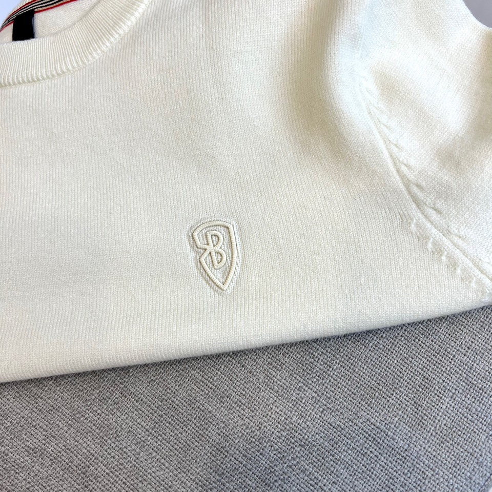 Bur巴宝莉、2025秋冬新品圆领羊毛🐑针织衫，以经典米白色调演绎现代英伦优雅。款式采用简约圆领设计，流