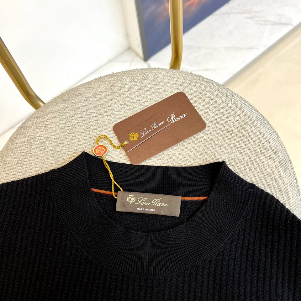 Loro Piana诺悠翩雅、2025秋冬新品针织衫，以创新混纺工艺重新定义秋冬舒适美学。款式采用经典圆