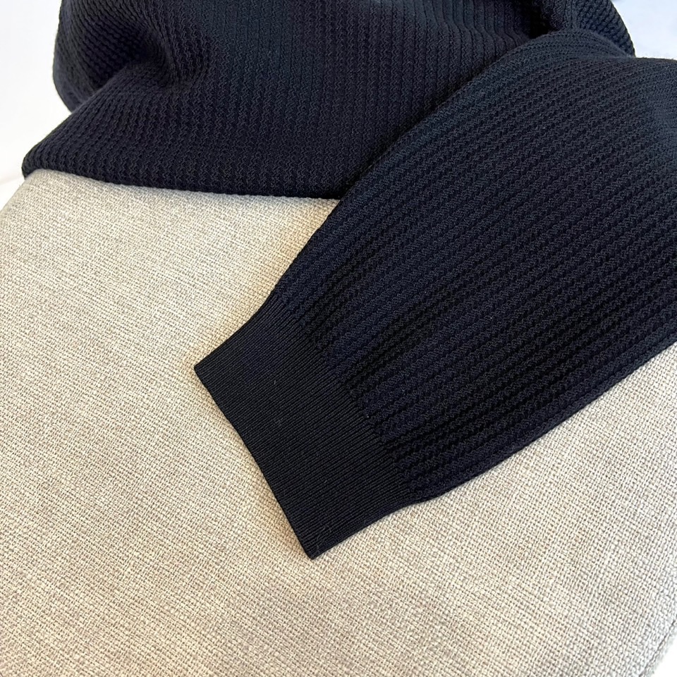 Loro Piana诺悠翩雅、2025秋冬新品针织衫，以创新混纺工艺重新定义秋冬舒适美学。款式采用经典圆