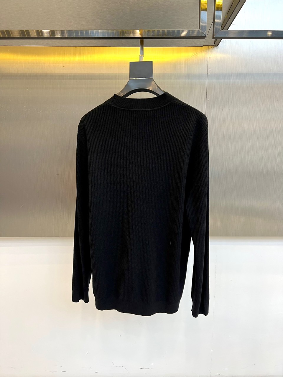 Loro Piana诺悠翩雅、2025秋冬新品针织衫，以创新混纺工艺重新定义秋冬舒适美学。款式采用经典圆