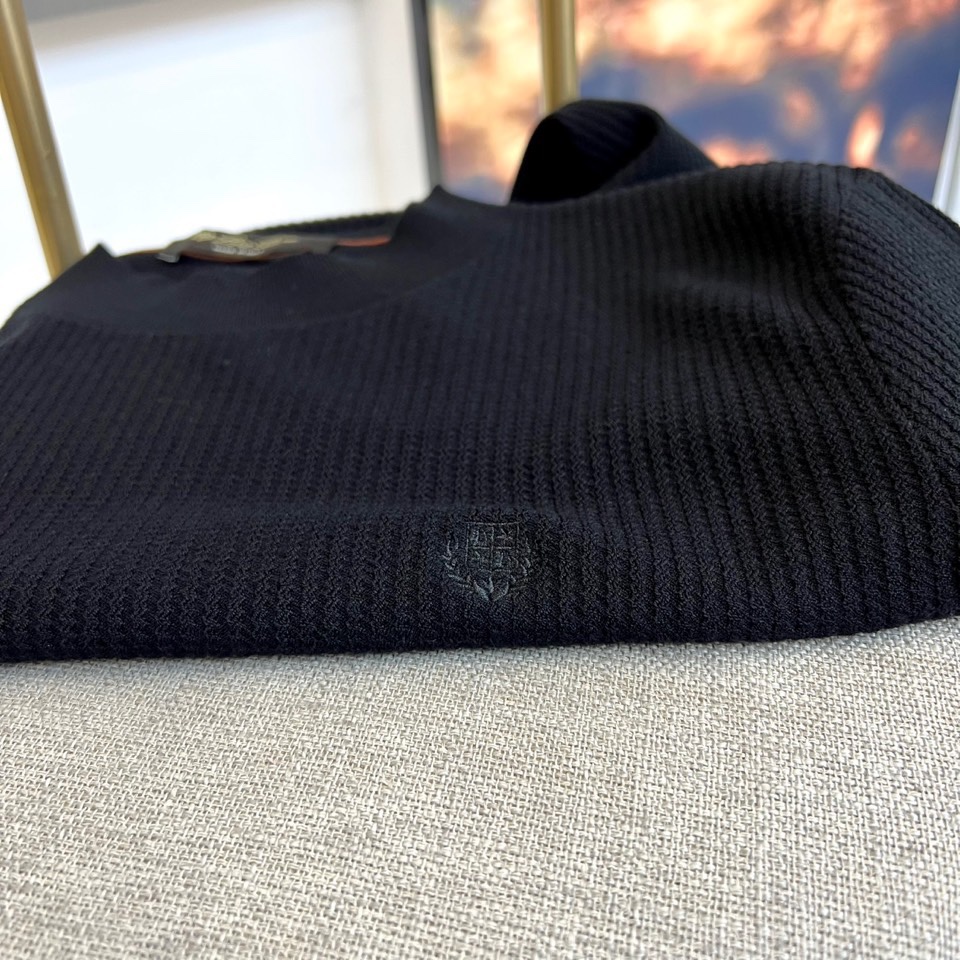 Loro Piana诺悠翩雅、2025秋冬新品针织衫，以创新混纺工艺重新定义秋冬舒适美学。款式采用经典圆